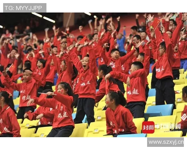 曾凡博与狄龙赛前激情致辞引发现场球迷热烈欢呼气氛高涨 曾凡博与狄龙赛前激情致辞引发现场球迷热烈欢呼气氛高涨