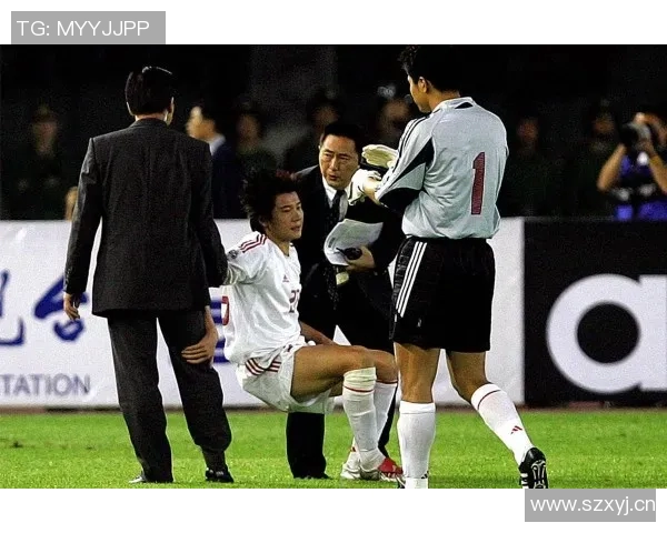 大球后退失足鞋子滑落意外摔倒引发全场哄笑的囧事 大球后退失足鞋子滑落意外摔倒引发全场哄笑的囧事