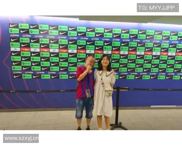 巴萨重返诺坎普进行公开训练球员教练齐聚合影留念展现团队精神