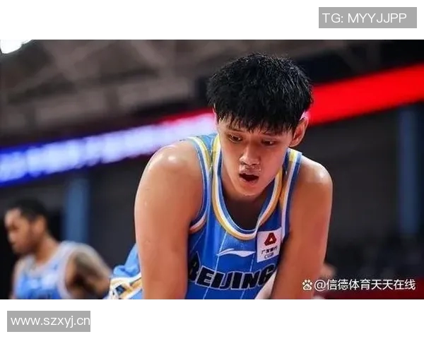 曾凡博与狄龙赛前激情致辞引发现场球迷热烈欢呼气氛高涨